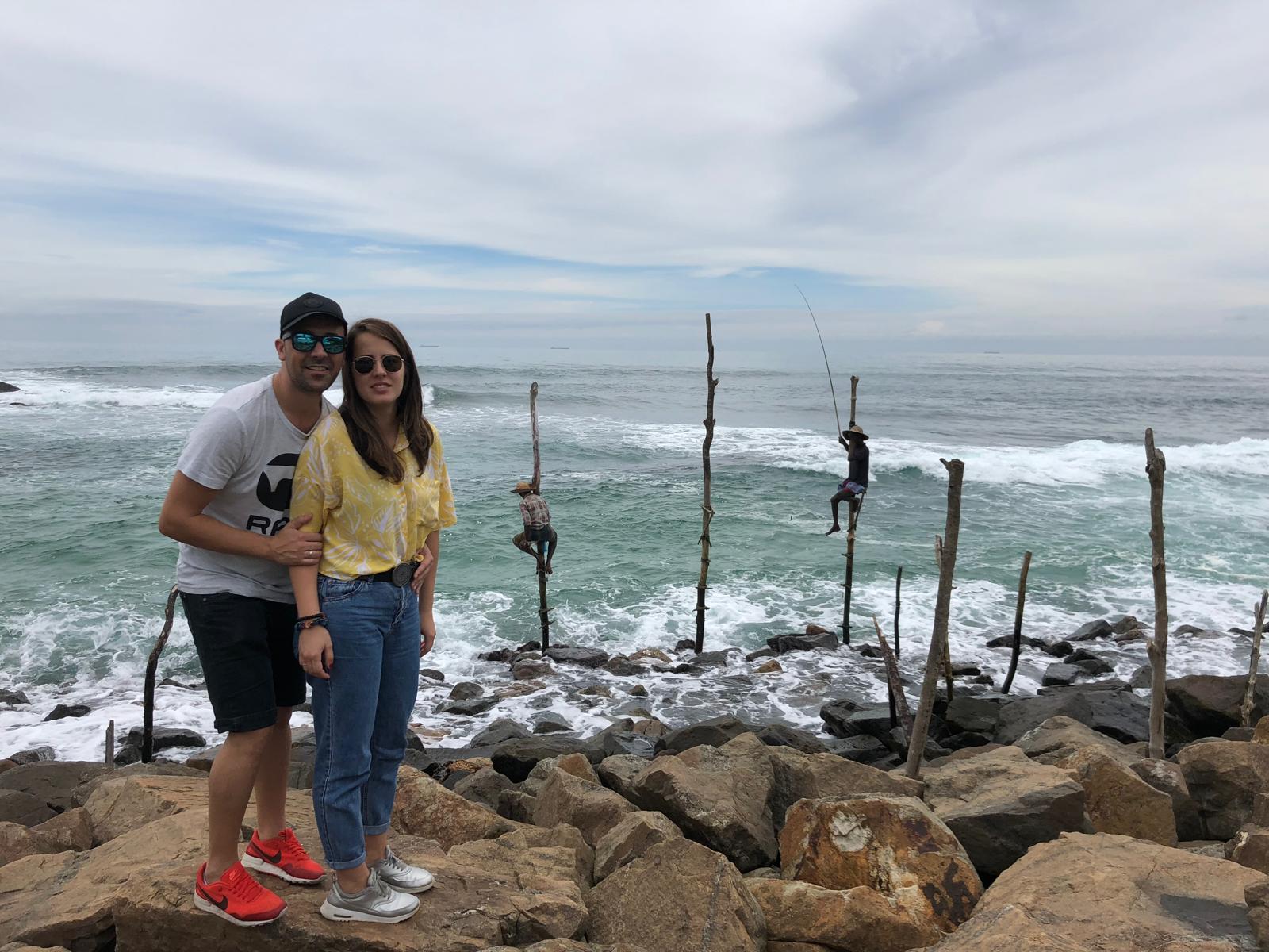Los fundadores frente a los pescadores en zancos, Sri Lanka