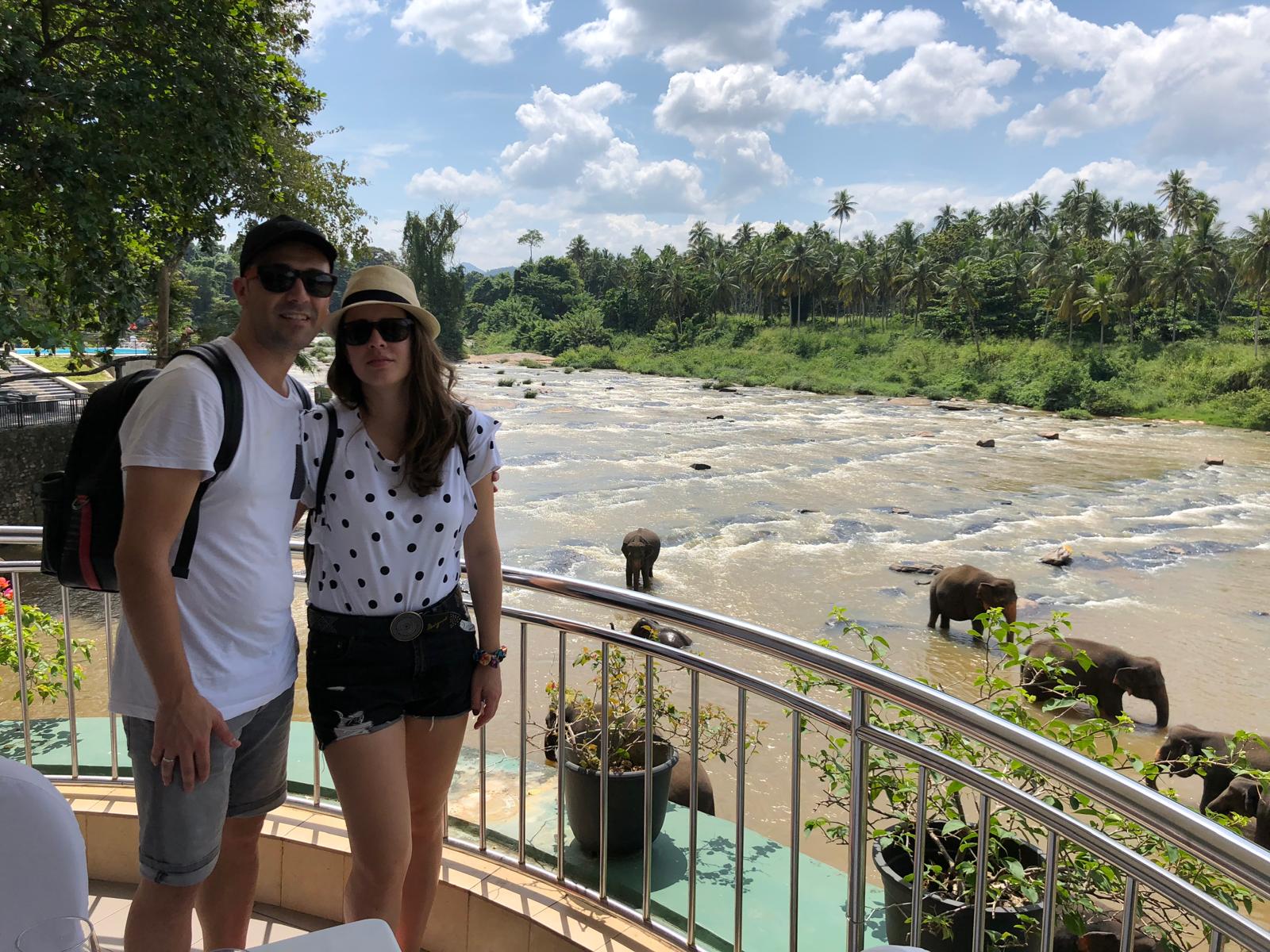 Los fundadores junto al río con elefantes, Sri Lanka